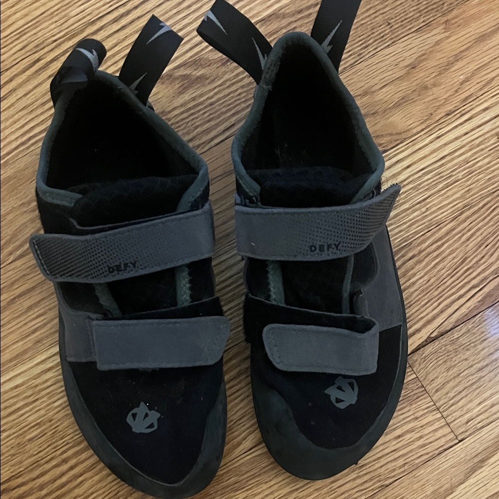 Men's Black Athletic Climbing Shoes with Hook-and-Loop Straps